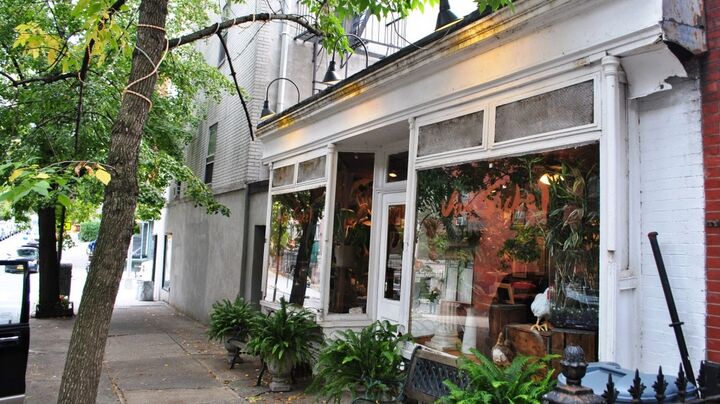 Kelly Clarkson Called a Brooklyn Shop 'Rude.' It Called Her a Liar.